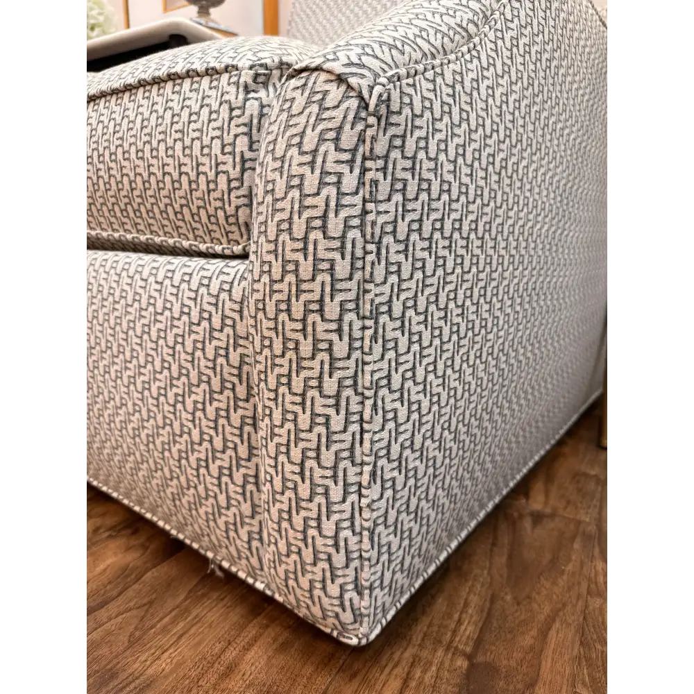 Darrien Swivel Chair - Swivel Chair